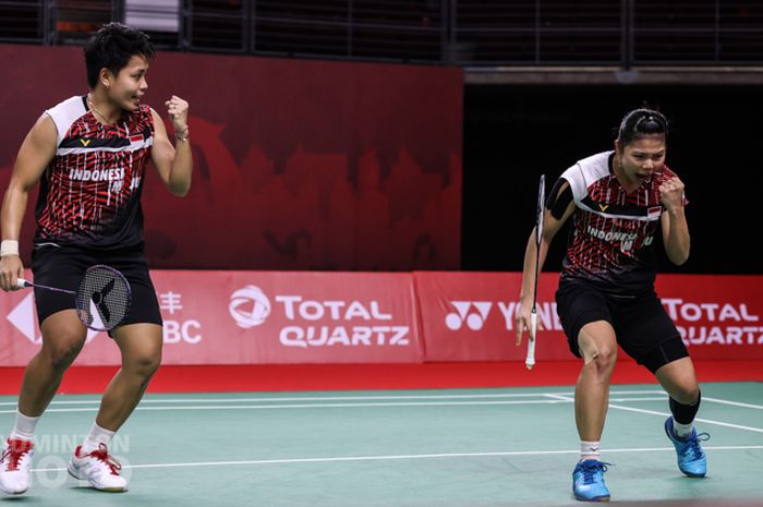 Selebrasi pasangan ganda putri Indonesia, Greysia Polii/Apriyani Rahayu, pada partai pertama penyisihan grup BWF World Tour Finals 2020 di Impact Arena, Bangkok, Thailand, 27 Januari 2021.