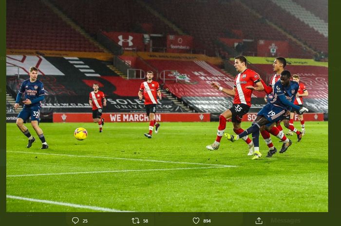 Nicolas Pepe menembakkan bola ke gawang dalam partai Liga Inggris Southampton vs Arsenal di St Mary's, 26 Januari 2021.