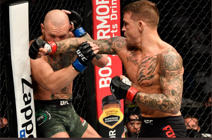 Ketika Dustin Poirier sukses mendaratkan pukulan ke arah Conor McGregor pada ajang UFC 257 di Etihad Arena, Abu Dhabi, Minggu (25/1/2021).