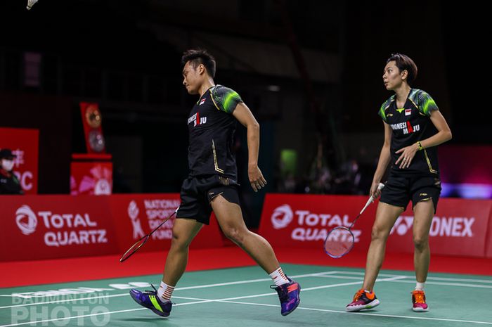 Aksi pasangan ganda campuran, Hafiz Fazial/Gloria Emanuelle Widjaja, pada partai pertama penyisihan grup BWF World Tour Finals 2020 di Impact Arena, Bangkok, Thailand, 27 Januari 2021.