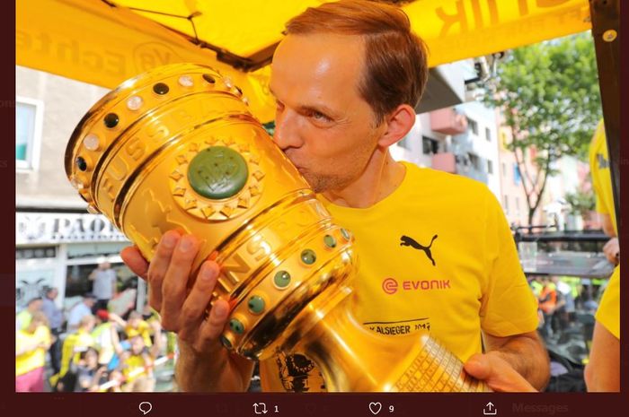 Thomas Tuchel mencium trofi juara DFB Pokal saat melatih Borussia Dortmund.