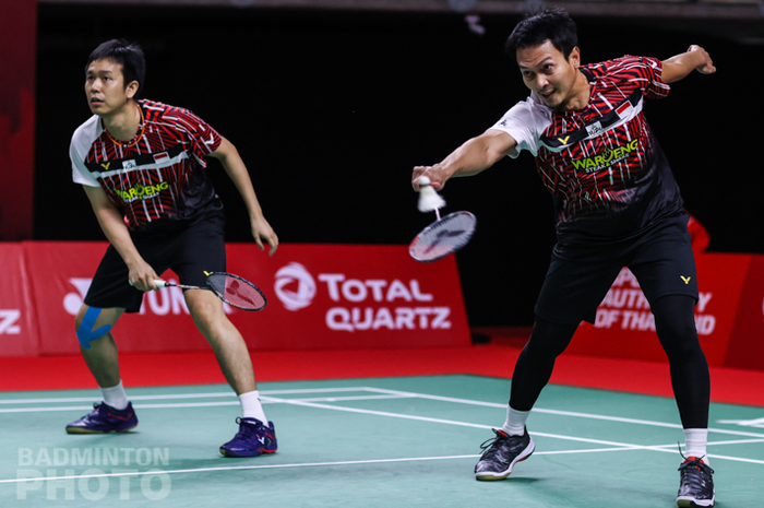 Pasangan ganda putra Indonesia, Mohammad Ahsan/Hendra Setiawan, saat menjalani hari pertama babak penyisihan grup B BWF World Tour Finals 2020 di Impact Arena, Bangkok, Rabu (27/1/2021).