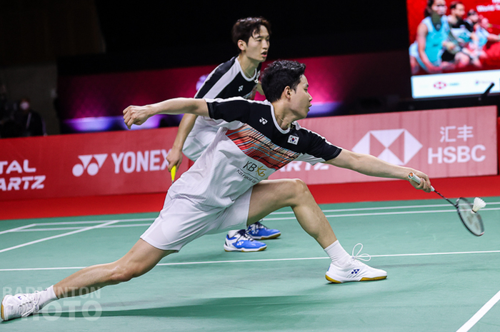 Pasangan ganda putra Korea Selatan, Choi Sol-gyu/Seo Seung-jae, saat beraksi pada babak penyisihan grup B BWF World Tour Finals 2020 di Thailand, Kamis (28/1/2021).