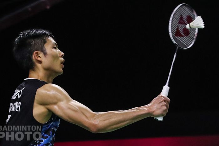 Pebulu tangkis tunggal putra Taiwan, Chou Tien Chen, mengantipasi kok saat menghadapi Anthony Sinisuka Ginting pada penyisihan grup BWF World Tour Finals 2020 di Impact Arena, Bangkok, Thailand, 28 Januari 2021. 