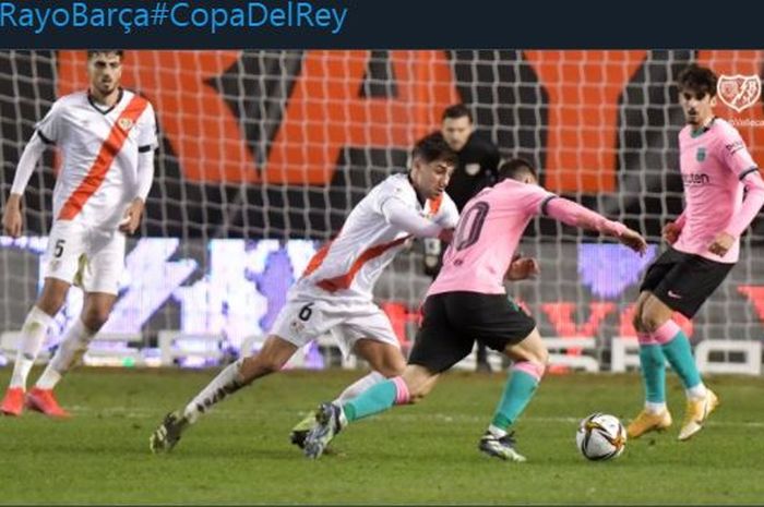 Kapten Barcelona Lionel Messi dikepung pemain Rayo Vallecano dalam partai Copa del Rey, 27 Januari 2021.