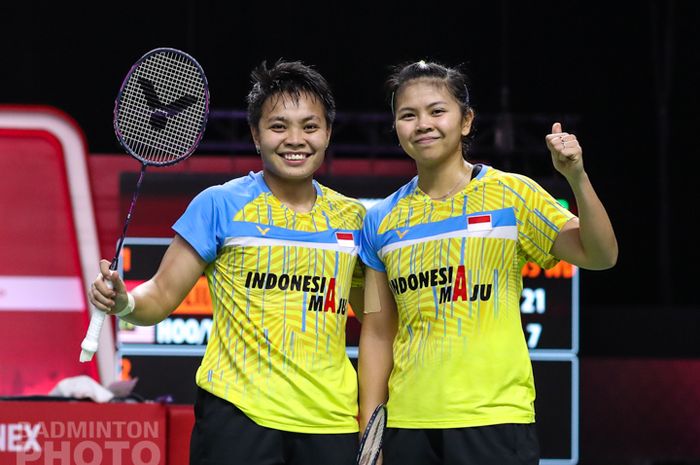 Pasangan ganda putri Indonesia, Greysia Polii/Apriyani Rahayu, berpose setelah menjalani laga kedua fase grup BWF World Tour Finals 2020 di Impact Arena, Bangkok, Kamis (28/1/2021).