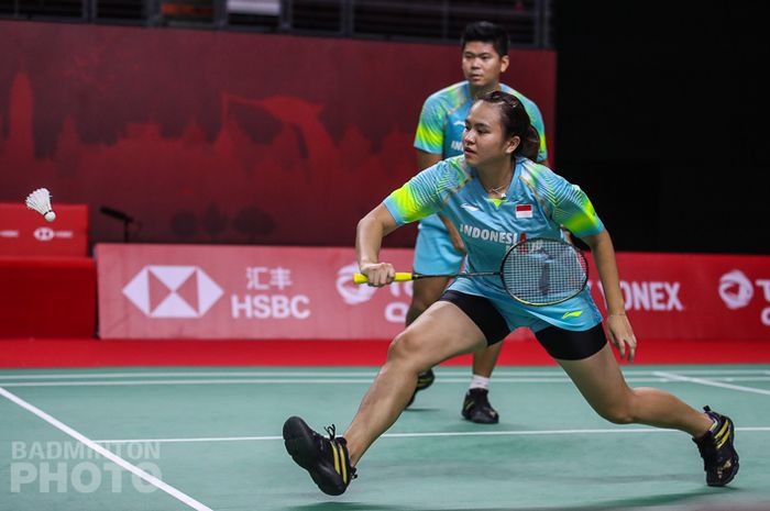 Aksi pasangan ganda campuran Indonesia, Praveen Jordan/Melati Daeva Oktavianti, pada babak penyisihan grup BWF World Tour Finals 2020 di Impact Arena, Bangkok, Thailand, 29 Januari 2021.