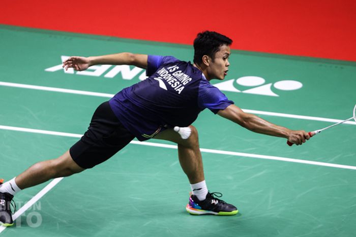 Aksi pebulu tangkis tunggal putra Indonesia, Anthony Sinisuka Ginting, pada babak penyisihan grup BWF World Tour Finals 2020 di Impact Arena, Bangkok, Thailand, 29 Januari 2021.