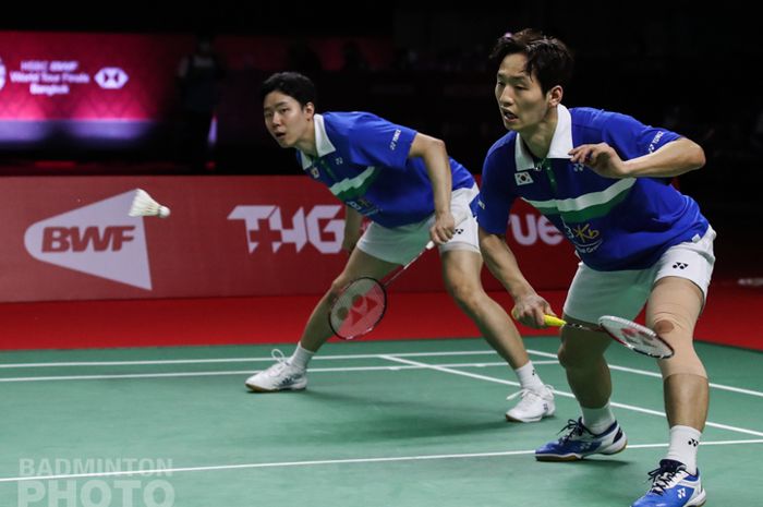 Pasangan ganda putra Korea Selatan, Choi Solgyu/Seo Seung-jae, saat menjalani pertandingan melawan Mohammad Ahsan/Hendra Setiawan pada  semifinal BWF World Tour Finals 2020 di Impact Arena, Bangkok, Thailand, Sabtu (30/1/2021).