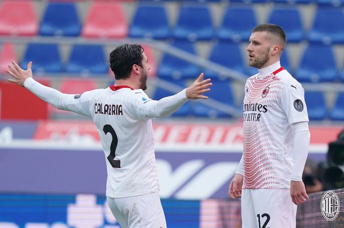 Pemain AC Milan, Ante Rebic dan Davide Calabia, merayakan gol ke gawang Bologna dalam laga pekan ke-20 Liga Italia di Stadion Luigi Feraris, Sabtu (30/1/2021)