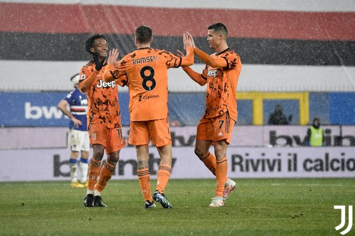 Cristiano Ronaldo, Alvaro Motara, dan Juan Cuadrado, merayakan kesuksesan Juventus usai menang atas Sampdoria dalam lanjtuan Liga Italia 2020-2021.