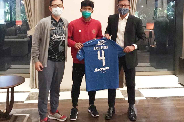 Bayu Mohamad Fiqri saat sesi pemotretan bersama Manajer Persib Bandung.