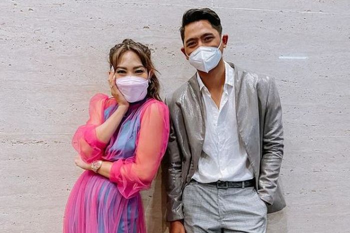 Ayu Dewi dan Arya Saloka sebagai Aldebaran dalam sinetron Ikatan Cinta.