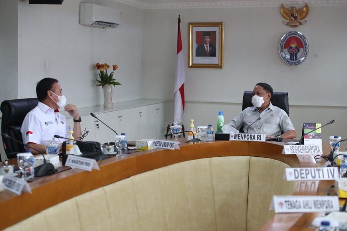 Menteri Pemuda dan Olahraga Republik Indonesia, Zainudin Amali, sedang berdiskusi dengan Ketua Umum PSSI, Mochamad Iriawan, dan jajaran lainnya dalam membahas perkembangan sepak bola nasional terkini di Kantor Kemenpora, Senayan, Jakarta, 2 Februari 2021.