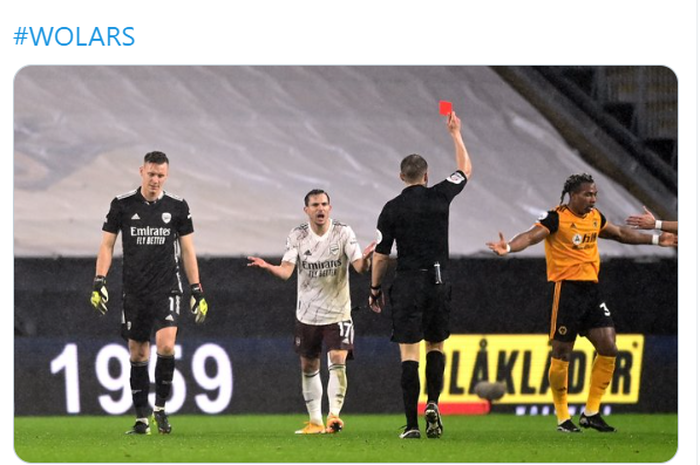 Kiper Arsenal, Bernd Leno (kiri) dikartu merah langsung oleh wasit usai melakukan handsball di luar area kiper dalam laga melawan Wolverhampton Wanderers di pekan ke-22 Liga Inggris 2020-2021.