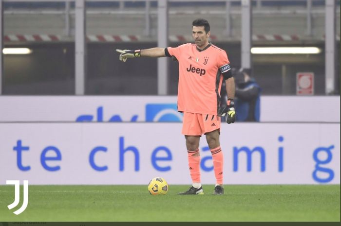 Kiper Juventus, Gianluigi Buffon, mengukir penampilan ke-1.100 dengan membawa Juventus menghajar Inter Milan di Coppa Italia.