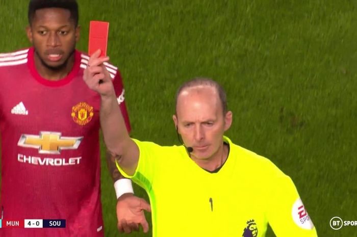 Wasit Mike Dean mengeluarkan kartu merah untuk Jan Bednarek saat laga Manchester United vs Southampton di Liga Inggris 2020-2021 di Stadion Old Trafford pada Rabu (3/2/2021) pukul 03.15 WIB.