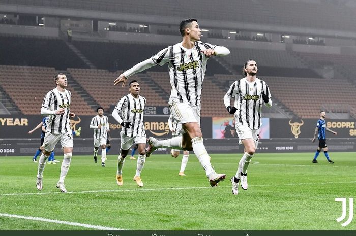 Megabintang Juventus, Cristiano Ronaldo, melakukan selebrasi seusai menjebol gawang Inter Milan dalam semifinal Coppa Italia, Selasa (2/2/2021).