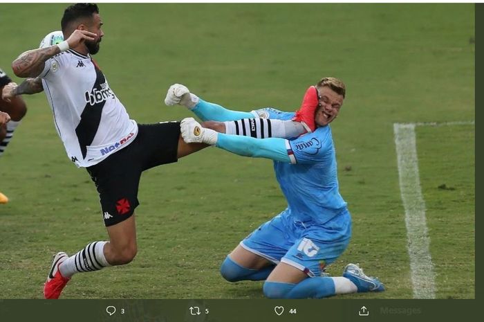 Leandro Castan, mantan bek AS Roma yang kini memperkuat klub Brasil Vasco da Gama, melakukan pelanggaran brutal kepada kiper Bahia, Douglas, di Liga Brasil (1/2/2021).