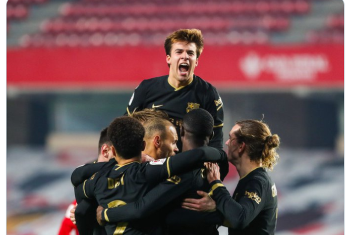 Barcelona mengunci satu tempat di semifinal Copa del Rey usai menaklukkan Granada 5-3 di babak semifinal.