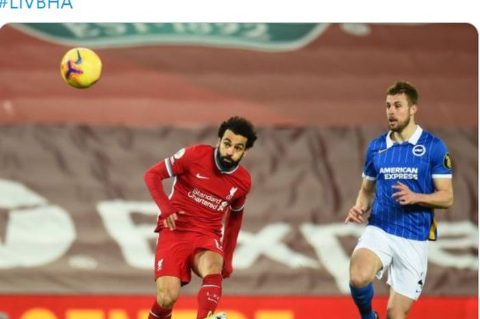 Penyerang Liverpool, Mohamed Salah, melepaskan tendangan dalam laga Liga Inggris kontra Brighton &amp; Hove Albion di Stadion Anfield, Rabu (3/2/2021).