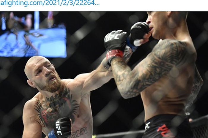 Aksi petarung kelas ringan, Conor McGregor (kiri), saat menghadapi Dustin Poirier pada UFC 257 di Etihad Arena, Abu Dhabi, UEA, 24 Januari 2021.