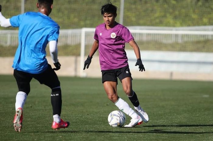 Pemain Semen Padang FC, Genta Alparedo saat menjalani TC bersama timnas U-19 Indonesia