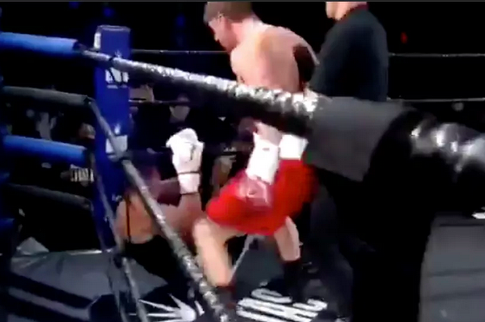Momen Jose Canseco (duduk) tak berdaya di atas ring ajang tinju amatir Rough N' Rowdy 13 (6/2/2021).