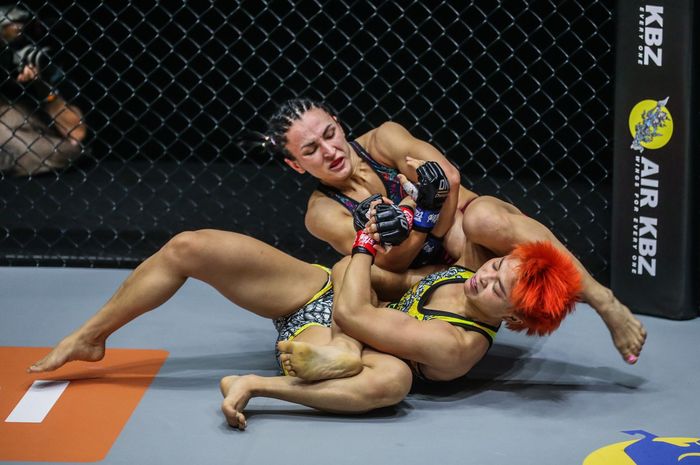 Alyona Rassohyna, mengalahkan Stamp Fairtex di ONE Championship: Unbreakable III, Jumat (5/2/2021).