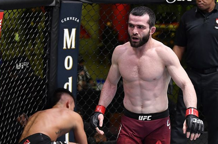 Timur Valiev (berdiri) petarung yang berasal dari tempat asal Khabib Nurmagomedov tengah bertarung pada UFC Vegas 18 (7/2/20210).