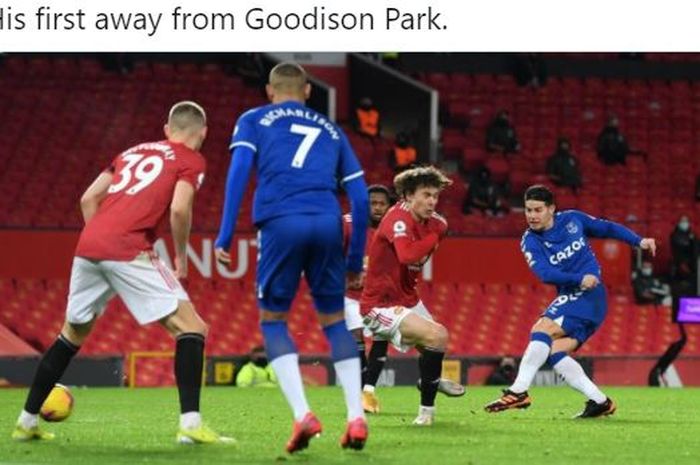 Gelandang Everton, James Rodriguez, mencetak gol ke gawang Manchester United dalam laga Liga Inggris di Stadion Old Trafford, Sabtu (6/2/2021).