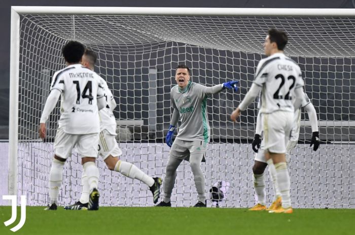 Momen kiper Juventus, Wojciech Szczęsny memberikan instruksi untuk bertahan pada laga kontra AS Roma dalam lanjutan laga pekan ke-21 Liga Italia 2020-2021.