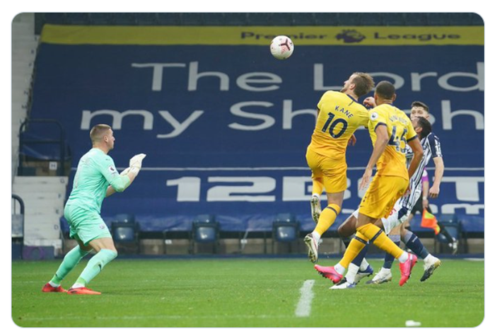 Momen ketika Harry Kane membobol gawang kawalan Sam Johnstone dalam laga West Bromwich Albion melawan Tottenham Hotspur di pekan ke-8 Liga Inggris 2020-2021.