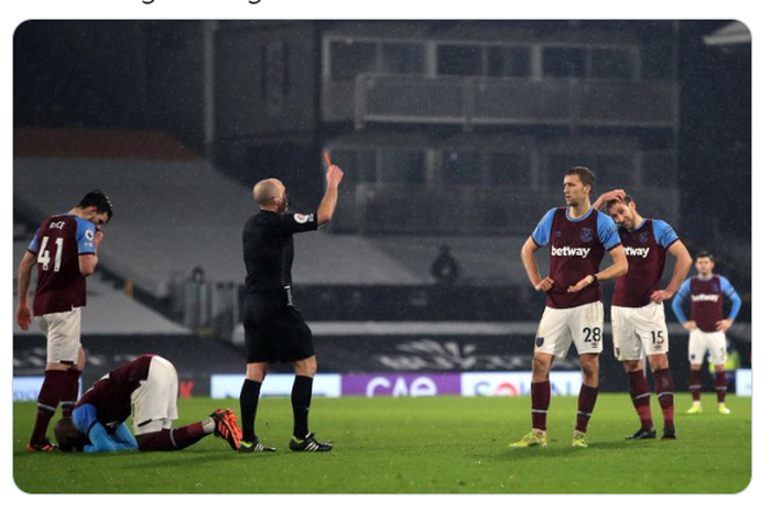 Momen ketika Thomas Soucek menerima kartu merah dari wasit dalam laga Fulham melawan West Ham United di pekan ke-23 Liga Inggris 2020-2021