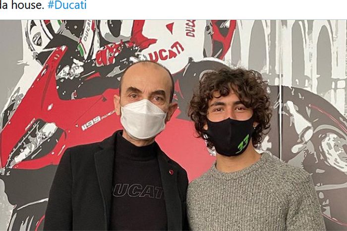 Pembalap Esponsorama Racing, Enea Bastianini (kanan), berpose bersama CEO Ducati, Claudio Domenicalli.