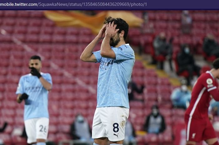 Gelandang Manchester City, Ilkay Guendogan, gagal mencetak gol ke gawang Liverpool via tendangan penalti dalam laga Liga Inggris di Stadion Etihad, Minggu (7/2/2021).