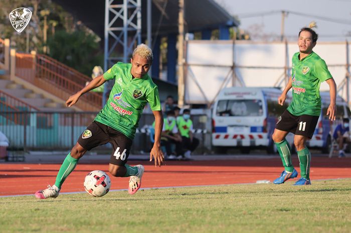 Aksi Todd Ferre dalam laga Lampang FC versus Navy FC di Lampang Provincial Stadium, Rabu (10/2/2021).