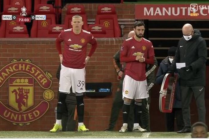 Bruno Fernandes menendang pantat dan menegur Scott McTominay karena menggagalkan golnya untuk Manchester United di Piala FA.