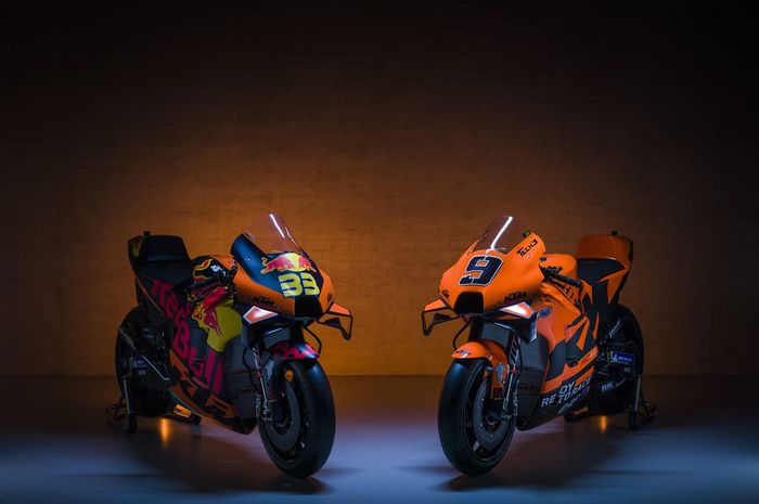 Penampakan motor KTM RC16 dari tim Red Bull KTM Factory (kiri) dan Tech3 KTM Factory (kanan) pada MotoGP 2021. 