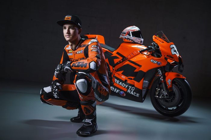 Pembalap Tech3 KTM Factory, Iker Lecuona, dalam peluncuran tim untuk MotoGP 2021.