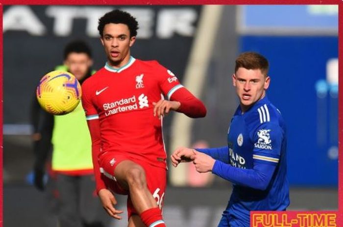 Bek kanan Liverpool, Trent Alexander-Arnold, berduel dengan gelandang Leicester City, Harvey Barnes, dalam laga Liga Inggris di Stadion King Power, Sabtu (13/2/2021).