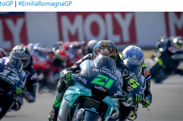 Pembalap Petronas Yamaha SRT, Franco Morbidelli, memimpin jalannya balapan diikuti Valentino Rossi pada seri MotoGP San Marino di Sirkuit Misano, Italia, 13 September.