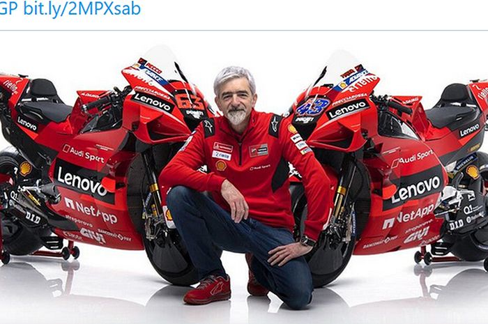 General Manager Ducati Corse, Luigi Dall'Igna, berpose bersama dua motor tim Ducati Lenovo pada peluncuran tim untuk MotoGP 2021.