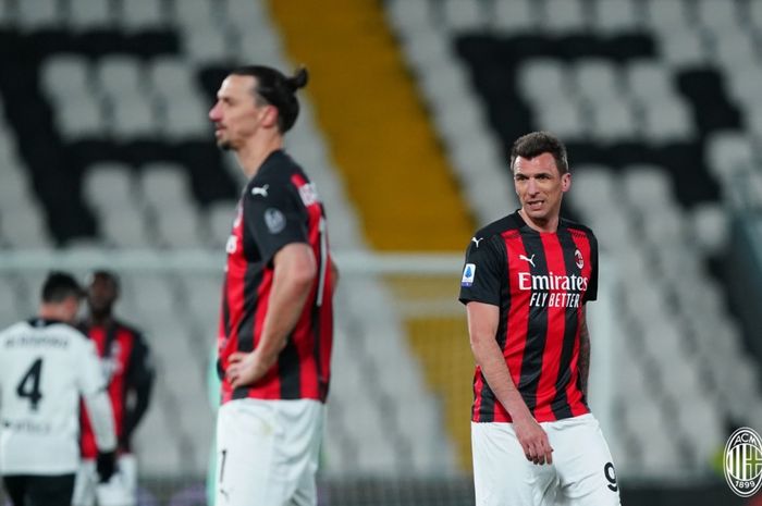 Duo bomber AC Milan, Zlatan Ibrahimovic dan Mario Mandzukic, hanya bisa meratapi kekalahan 0-2 dari Spezia pada laga pekan ke-22 Liga Italia 2020-2021.