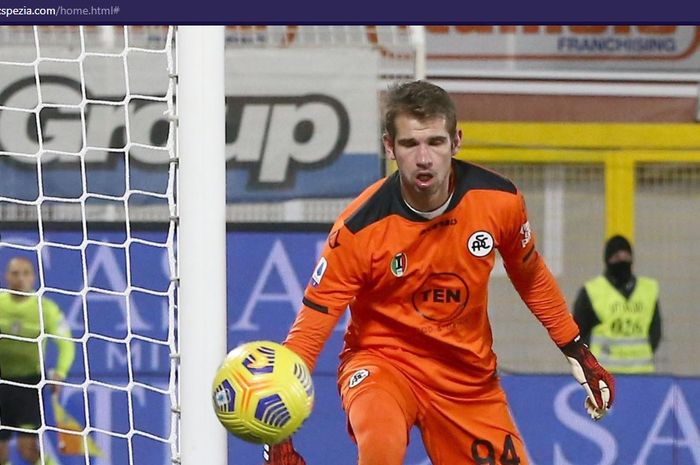 Kiper Spezia,&nbsp;Ivan Provedel, dalam laga melawan AC Milan&nbsp;pada pekan ke-22 Liga Italia Sabtu (13/2/2021) atau Minggu dini hari WIB di&nbsp;Stadion Alberto Picco.