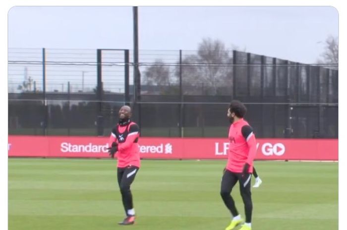 Naby Keita (kiri) saat bersama Mohamed Salah dalam sesi latihan yang digelar Liverpool untuk persiapan laga melawan RB Leipzig di Liga Champions.