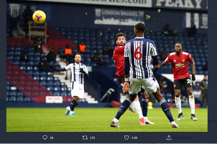 Gelandang Manchester United, Bruno Fernandes, mencetak gol ke gawang West Bromwich Albion dalam laga Liga Inggris di Stadion The Hawthorns, Minggu (14/2/2021).