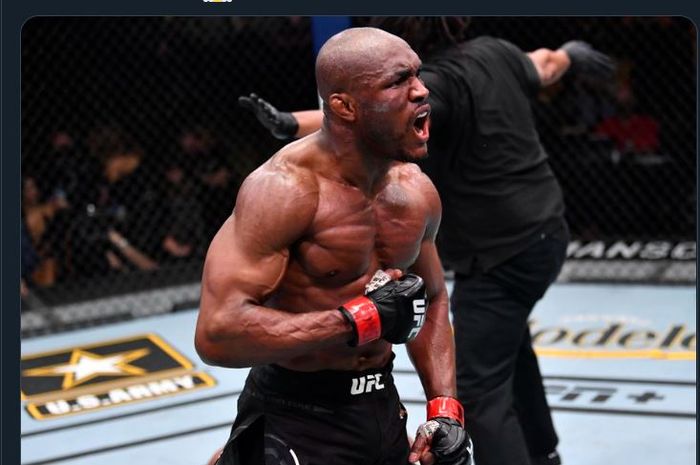 Juara kelas welter UFC, Kamaru Usman, saat merayakan kemenangan atas Gilbert Burns pada UFC 258, Minggu (14/2/2021). Usman menghabisi Burns lewat TKO ronde ketiga. 