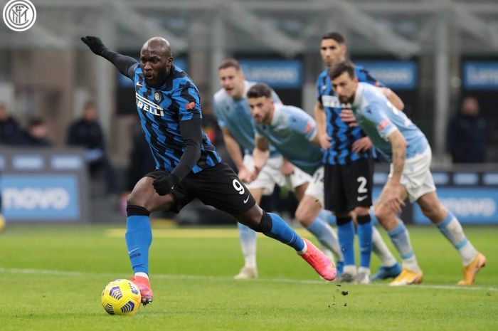 Romelu Lukaku sukses mencetak gol melalui penalti dan membuat Inter Milan unggul 1-0 atas Lazio pada babak pertama laga pekan ke-22 Liga  Italia 2020-2021.