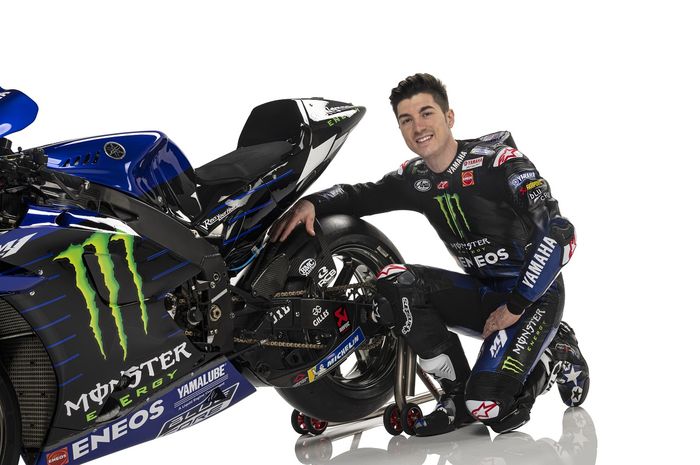 Pembalap Monster Energy Yamaha, Maverick Vinales, berpose dalam peluncuran tim untuk MotoGP 2021.